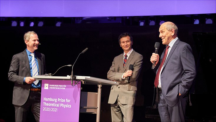 The two award winners, Eugene Demler and Valery Rubakov, in conversation with the moderator of the award ceremony, science journalist Ralf Krauter.