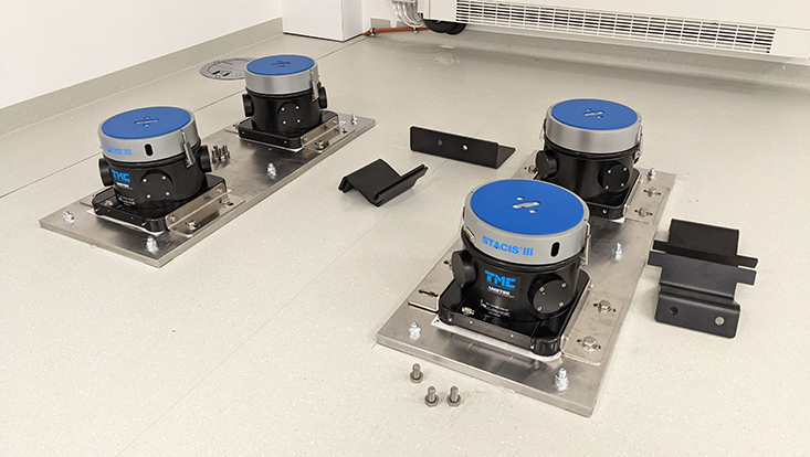 The ground vibrations transmit oscillations which are a disturbing factor for sensitive experiments. Therefore, the vacuum chamber is mounted on actively seismically isolated feet.
