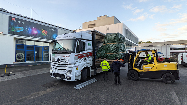 Unloading the five-ton vacuum chamber in front of the SHELL hall on the Bahrenfeld campus.