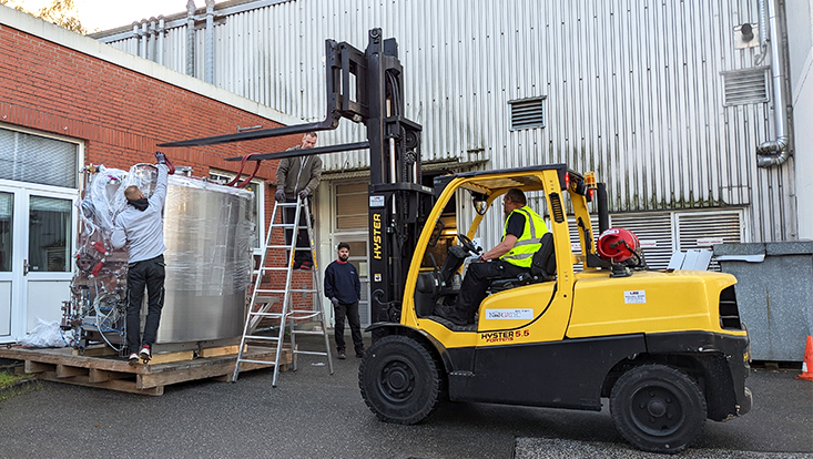 The vacuum chamber is prepared for another transport step to the laboratory.