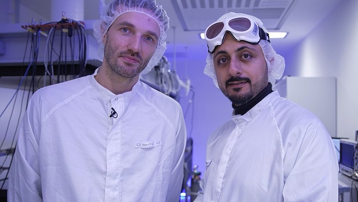 The picture shows the two prizewinners Christoph Reinhardt and Hossein Masalehdan in the laboratory.