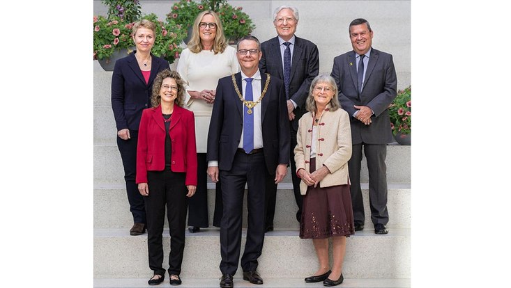 Now Dr.h.c. of the University of Zurich: Beate Heinemann, Michal Gal, Iris Bohnet, Douglas Bernheim, Polly Taylor and Oded Lipschits with UZH Rector Michael Schaepman in the centre.