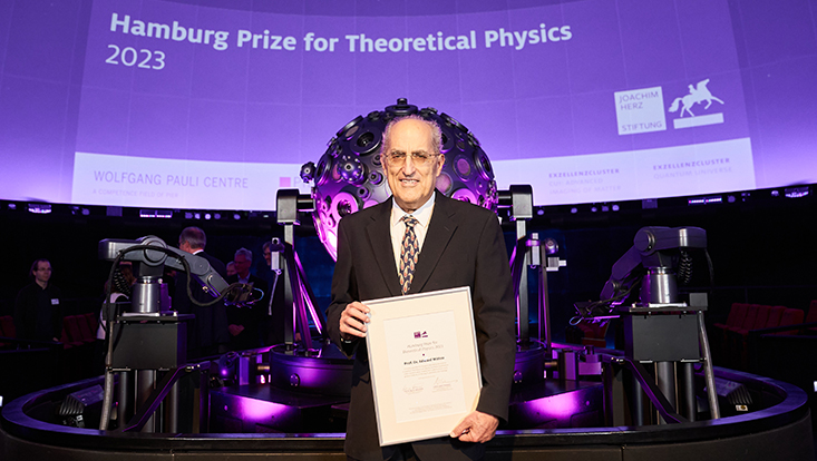 Edward Witten, Preisträger des Jahres 2023, im Kuppelsaal des Planetarium Hamburg