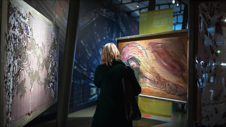 wab-hehmann-beendigungsanfaenge-c-uhh-feuerboether-733x414 Frau betrachtet Tanja Hehmanns Werk Beendigungsanfänge