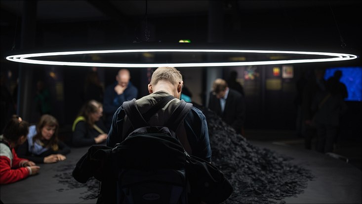 wab-schumacher-puzzle-c-feuerboether-733x414 Ausstellungsbesucher puzzeln an der Installation von Jana Schumacher