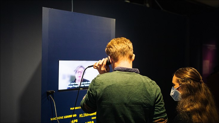 wab-outro-c-uhh-esfandiari-733x414 Ausstellungsbesucher an einem Videoterminal