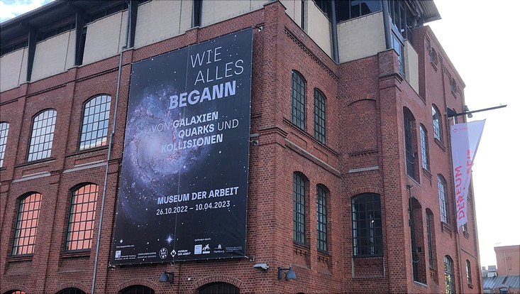 wab-eroeffnung-museum-der-arbeit-aussenplakat-c-uhh-qu-guggenberger-733x414 Außenplakat der Ausstellung Wie alles begann am Museum der Arbeit