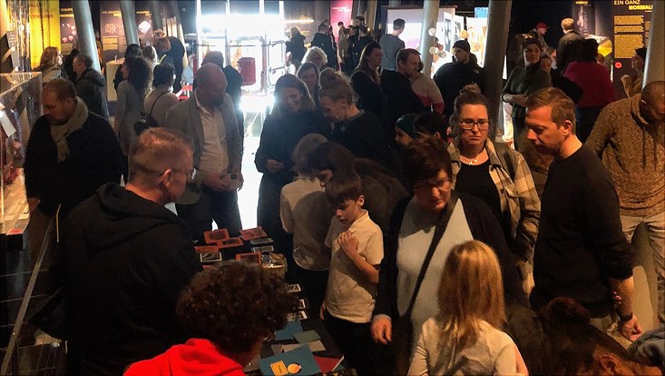 wab-rahmenprogramm-kunstpioniere-blitzausstellung-c-uhh-qu-guggenberger-733x414 Besucher:innen im Ausstellungsraum