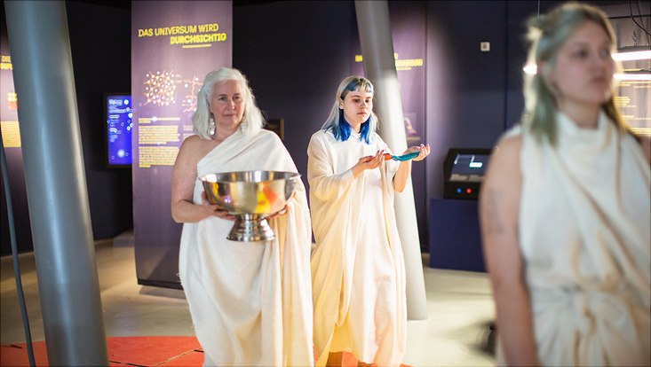 wab-rahmenprogramm-closeencounters-c-uhh-esfandiari-733x414 PErformance mit Frauen in weißen Gewändern im Ausstellungsraum