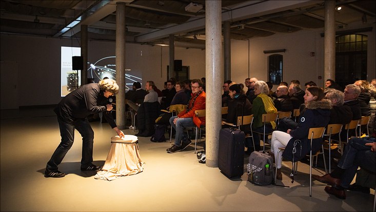 wab-rahmenprogramm-vortraege-c-uhh-esfandiari-733x414 Wissenschaftler zeigt Experiment vor Publikum