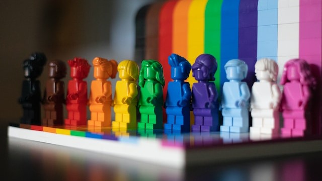 Lego-Figuren in Regenbogenfarben