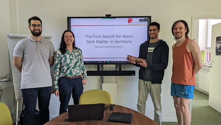 Students Mehmet Agit Akgümüs (first left) and Nabil Salama (first right) with their mentors Prof. Dr. Erika Garutti and Dr. Jacob Egge